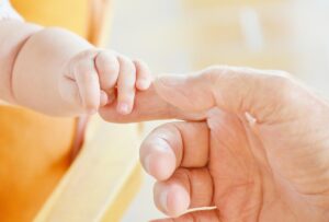 夜泣きが愛着に与える関係とは？