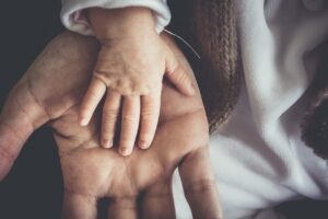 夜泣きの原因とスキンシップ不足が子どもに与える影響は？